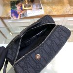 Dior-Unisex-CD-Dior-Lingot-Toiletry-Case-Black-Dior-Oblique-Jacquard-Grained-Calfskin-1.jpg