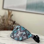 Louis-Vuitton-LV-Unisex-Discovery-Bumbag-Graffiti-Green-Monogram-Coated-Canvas-Cowhide-3.jpg