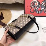 gucci_padlock_small_gg_supreme_canvas_shoulder_bag_with_printed_bees_2_.jpg