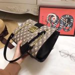 gucci_padlock_small_gg_supreme_canvas_shoulder_bag_with_printed_bees_2_.jpg